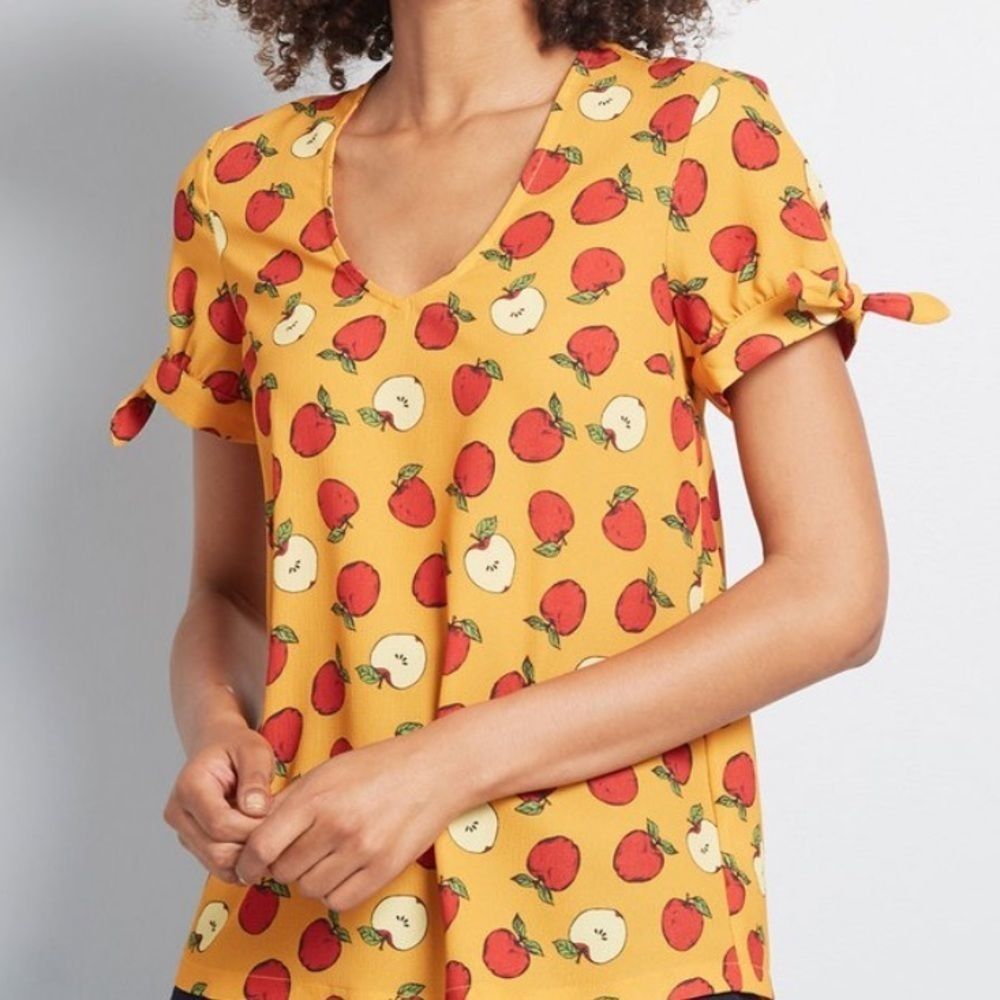 3/$20*when bundled* NWOT Mocloth Apple Patterned top size S